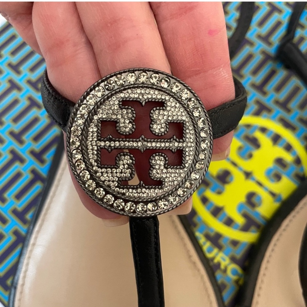 Tory Burch Violet Thong Sandal Black Metallic
Crystal logo - Picture 3 of 8